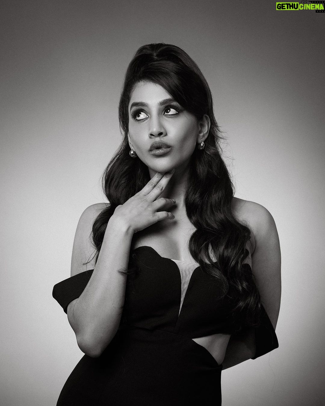 Nabha Natesh Instagram - just a tad bit of old-school glam ✨ : : : Outfit : @labeldivyagoel Jewellery: @lavgender Styling :@sandhya__sabbavarapu @team_sandhya Styling team : @prekshadhakad_ @styled_bysonali_ Photography : @pranav.foto Hair : @crafted_hair_by_her Makeup : @sonalsethiamakeup