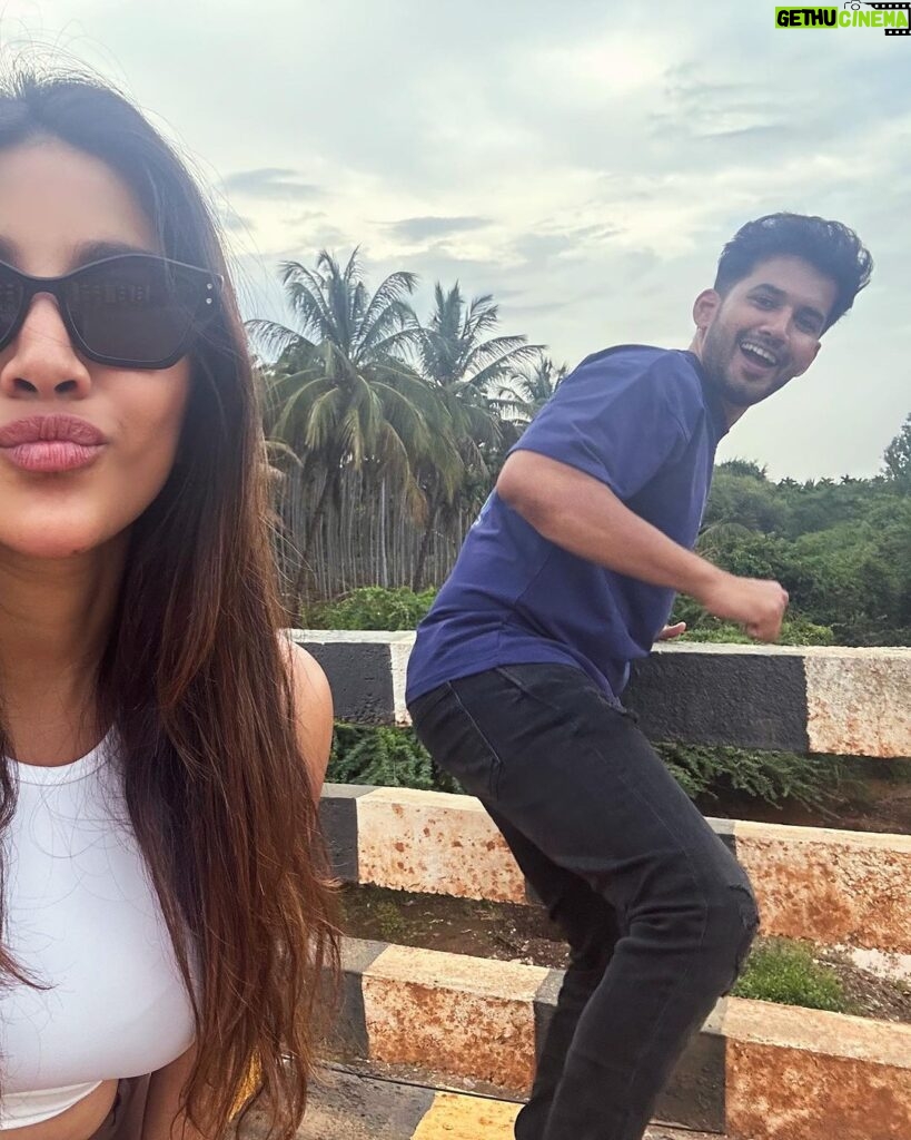 Nabha Natesh Instagram - I feel the road trips are incomplete if you don’t make random pit-stops for pictures . Right ? @nahushchakravarthi doesn’t agree but does it for me 🤣 Ok bye ! Bangalore Shimoga Highway