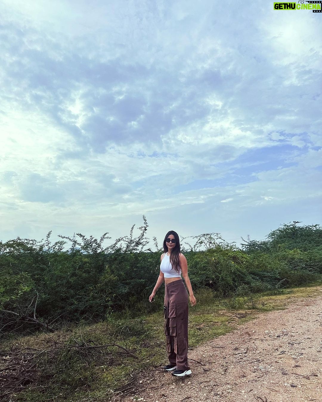 Nabha Natesh Instagram - I feel the road trips are incomplete if you don’t make random pit-stops for pictures . Right ? @nahushchakravarthi doesn’t agree but does it for me 🤣 Ok bye ! Bangalore Shimoga Highway