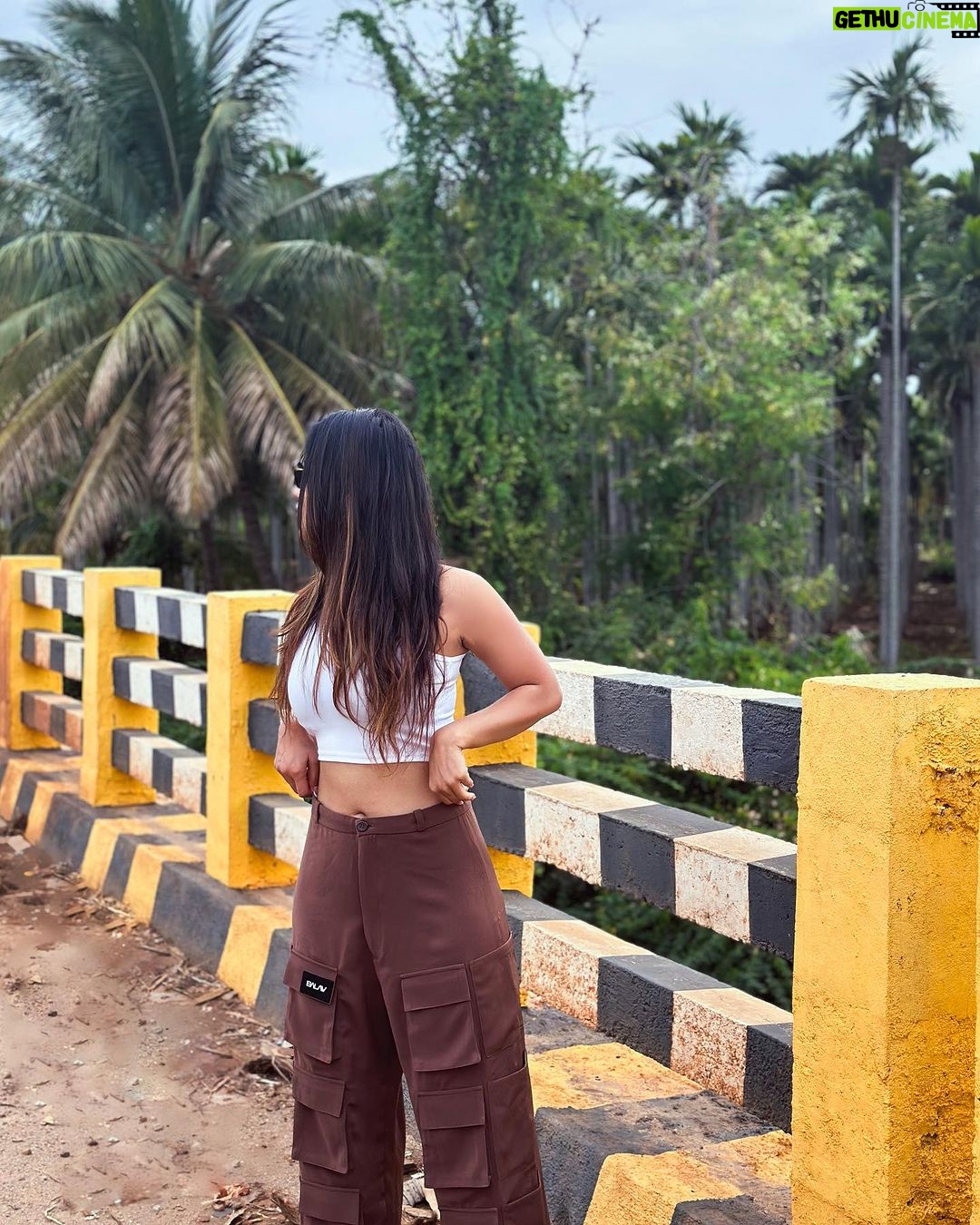 Nabha Natesh Instagram - I feel the road trips are incomplete if you don’t make random pit-stops for pictures . Right ? @nahushchakravarthi doesn’t agree but does it for me 🤣 Ok bye ! Bangalore Shimoga Highway