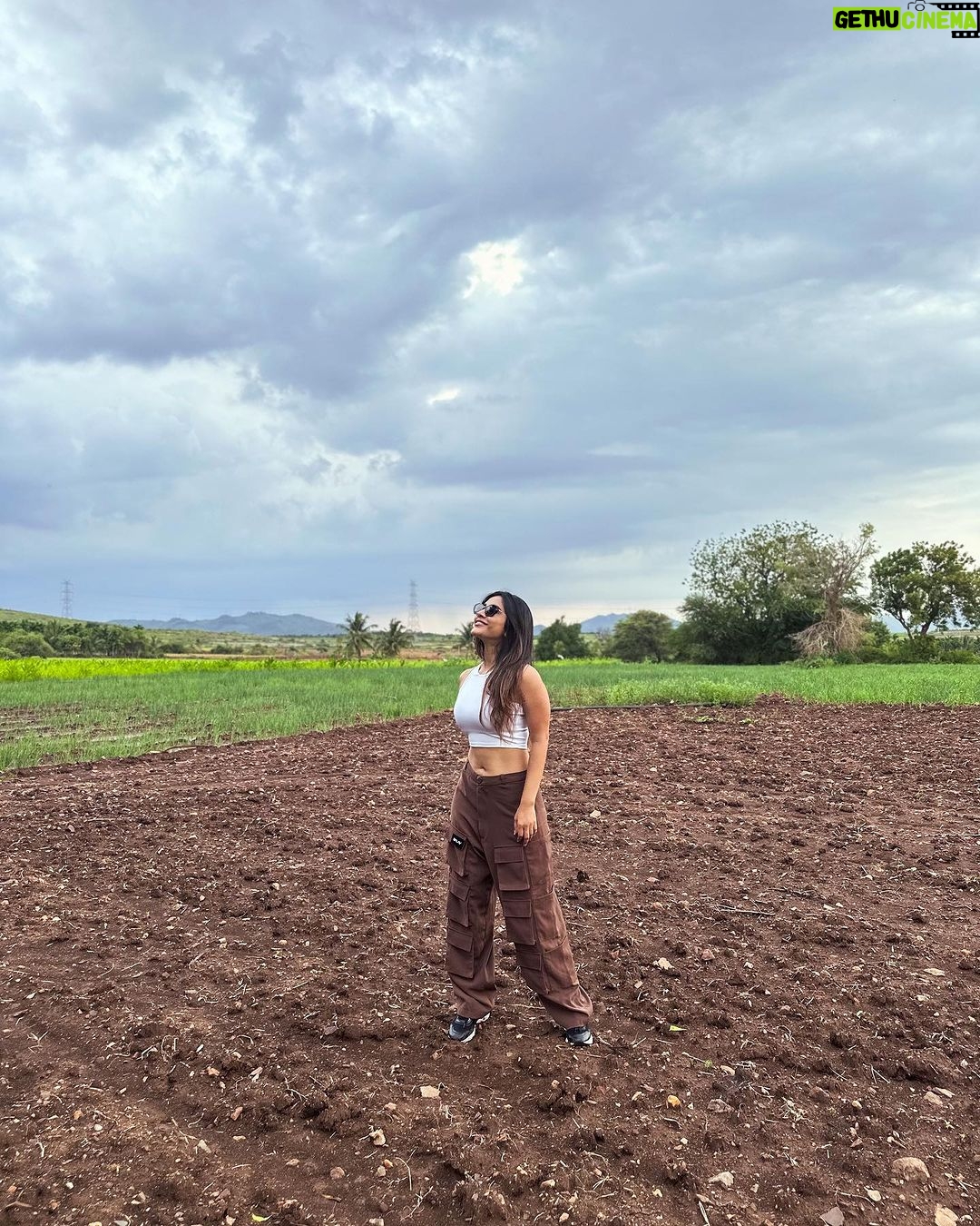 Nabha Natesh Instagram - I feel the road trips are incomplete if you don’t make random pit-stops for pictures . Right ? @nahushchakravarthi doesn’t agree but does it for me 🤣 Ok bye ! Bangalore Shimoga Highway