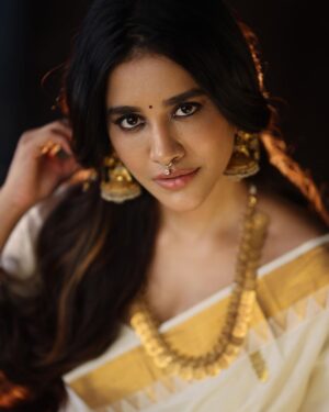 Nabha Natesh Instagram - My first ever Onam saree !! 
It has a special place in my heart now ❤️
:
:
:
:

Jewellery - @navrathan1954 X @storystudiolive 
Stylist - @sandhya__sabbavarapu 
Assisted by - @sirichandana_medi @prekshadhakad_ 
Photography - @karteeksivagouni 
Hairstylist - @naidukavala 
Makeup - @makeupbyramakrishna