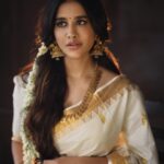 Nabha Natesh Instagram - My first ever Onam saree !! It has a special place in my heart now ❤️ : : : : Jewellery - @navrathan1954 X @storystudiolive Stylist - @sandhya__sabbavarapu Assisted by - @sirichandana_medi @prekshadhakad_ Photography - @karteeksivagouni Hairstylist - @naidukavala Makeup - @makeupbyramakrishna