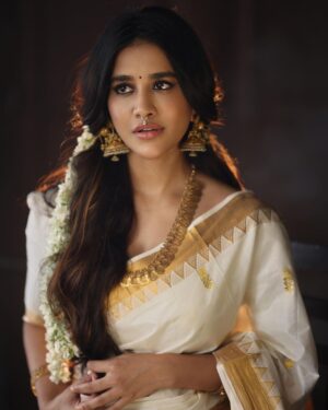 Nabha Natesh Instagram - My first ever Onam saree !! 
It has a special place in my heart now ❤️
:
:
:
:

Jewellery - @navrathan1954 X @storystudiolive 
Stylist - @sandhya__sabbavarapu 
Assisted by - @sirichandana_medi @prekshadhakad_ 
Photography - @karteeksivagouni 
Hairstylist - @naidukavala 
Makeup - @makeupbyramakrishna