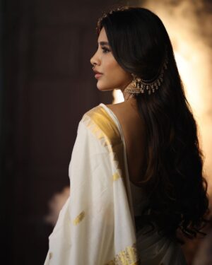 Nabha Natesh Instagram - My first ever Onam saree !! 
It has a special place in my heart now ❤️
:
:
:
:

Jewellery - @navrathan1954 X @storystudiolive 
Stylist - @sandhya__sabbavarapu 
Assisted by - @sirichandana_medi @prekshadhakad_ 
Photography - @karteeksivagouni 
Hairstylist - @naidukavala 
Makeup - @makeupbyramakrishna