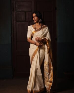 Nabha Natesh Instagram - My first ever Onam saree !! 
It has a special place in my heart now ❤️
:
:
:
:

Jewellery - @navrathan1954 X @storystudiolive 
Stylist - @sandhya__sabbavarapu 
Assisted by - @sirichandana_medi @prekshadhakad_ 
Photography - @karteeksivagouni 
Hairstylist - @naidukavala 
Makeup - @makeupbyramakrishna