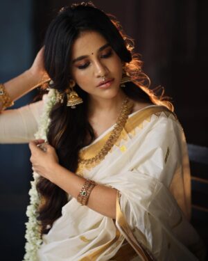 Nabha Natesh Instagram - My first ever Onam saree !! 
It has a special place in my heart now ❤️
:
:
:
:

Jewellery - @navrathan1954 X @storystudiolive 
Stylist - @sandhya__sabbavarapu 
Assisted by - @sirichandana_medi @prekshadhakad_ 
Photography - @karteeksivagouni 
Hairstylist - @naidukavala 
Makeup - @makeupbyramakrishna