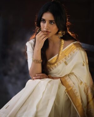 Nabha Natesh Instagram - My first ever Onam saree !! 
It has a special place in my heart now ❤️
:
:
:
:

Jewellery - @navrathan1954 X @storystudiolive 
Stylist - @sandhya__sabbavarapu 
Assisted by - @sirichandana_medi @prekshadhakad_ 
Photography - @karteeksivagouni 
Hairstylist - @naidukavala 
Makeup - @makeupbyramakrishna