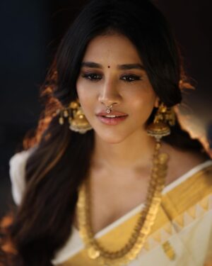 Nabha Natesh Instagram - My first ever Onam saree !! 
It has a special place in my heart now ❤️
:
:
:
:

Jewellery - @navrathan1954 X @storystudiolive 
Stylist - @sandhya__sabbavarapu 
Assisted by - @sirichandana_medi @prekshadhakad_ 
Photography - @karteeksivagouni 
Hairstylist - @naidukavala 
Makeup - @makeupbyramakrishna