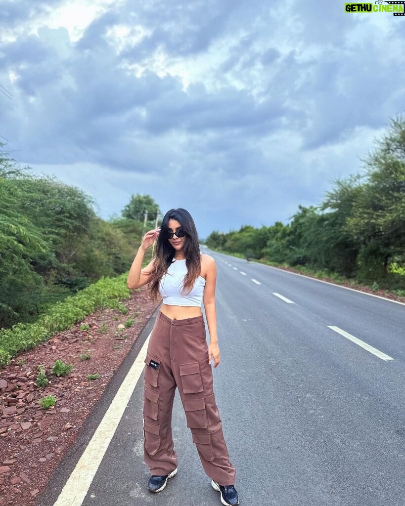 Nabha Natesh Instagram - I feel the road trips are incomplete if you don’t make random pit-stops for pictures . Right ? @nahushchakravarthi doesn’t agree but does it for me 🤣 Ok bye ! Bangalore Shimoga Highway