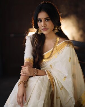Nabha Natesh Instagram - My first ever Onam saree !! 
It has a special place in my heart now ❤️
:
:
:
:

Jewellery - @navrathan1954 X @storystudiolive 
Stylist - @sandhya__sabbavarapu 
Assisted by - @sirichandana_medi @prekshadhakad_ 
Photography - @karteeksivagouni 
Hairstylist - @naidukavala 
Makeup - @makeupbyramakrishna