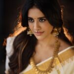 Nabha Natesh Instagram – Wishing everyone a happy Onam 🦚
:
:
:
:

Jewellery – @navrathan1954 X @storystudiolive 
Stylist – @sandhya__sabbavarapu 
Assisted by – @sirichandana_medi @prekshadhakad_ 
Photography – @karteeksivagouni 
Hairstylist – @naidukavala 
Makeup – @makeupbyramakrishna