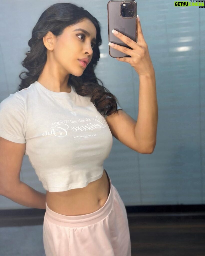 Nabha Natesh Instagram - Dec 11th-21st dump in random order ! 1. Post makeup before costume selfie 2. One of my birthday cakes 3. Pre-workout / good sunlight mirrorfie 4. binge read btw shots 5. Close up of #1 6. Was practicing trees. 7. When will I get to sleep face 8. Beauty of the light ! 9. Haryana hood - this song is on loop 10.capturing the capturer Ok bye !