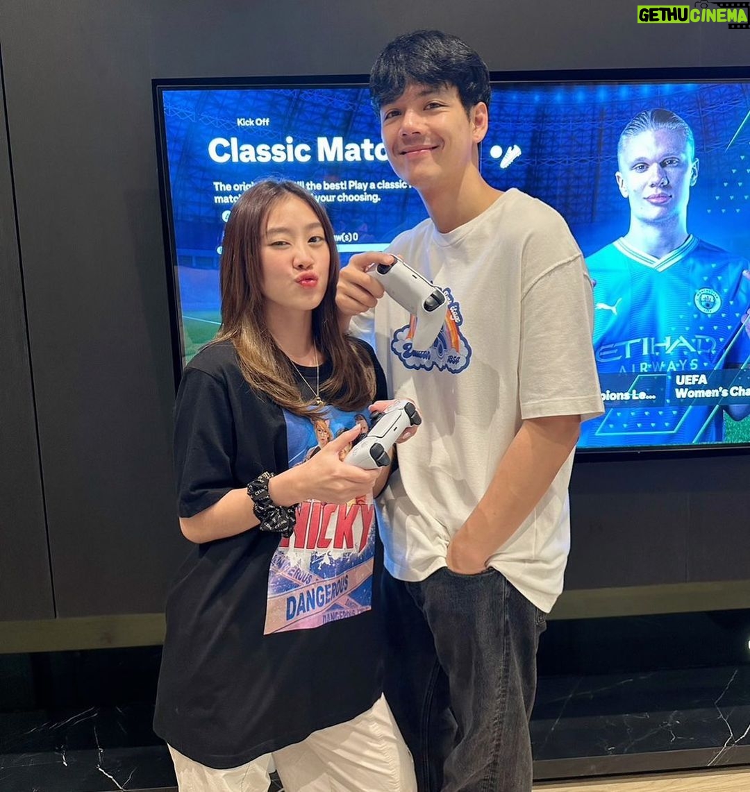 Nachat Juntapun Instagram - เด๋ว พา ไอ้หนู ไปเปิด ที่ตึกใบหยก พรุ่งนี้ืเจอกัน เพจ Facebook ผมนะจ้า 2 ทุ่ม คริๆ #fc24 #easportsfc