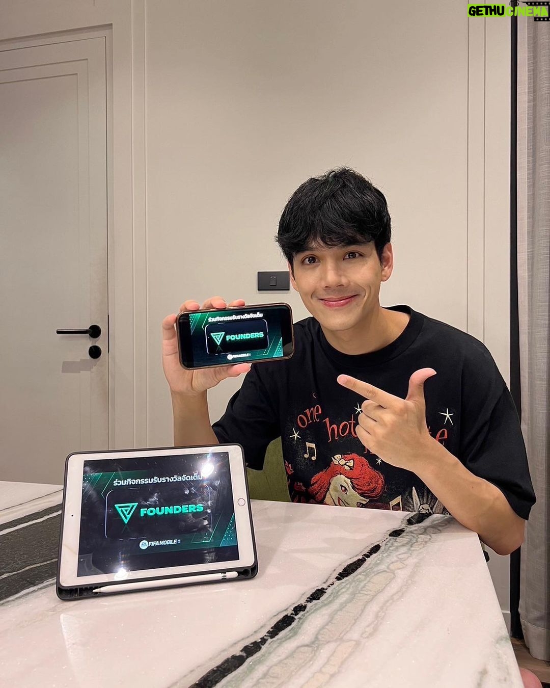 Nachat Juntapun Instagram - พักเรื่องความเซงเเมนยูเเพ้ก่อน ใครชอบเล่นเกมส์บอลเหมือนผมเข้าร่วมกิจกรรม Founders ได้เลยในเกม FIFA Mobile ลุ้นรับนักเตะ OVR สูงทันที หลังเปิดตัวเกม FC Mobile วันนี้ - 25 ก.ย. เท่านั้น! รายละเอียดเพิ่มเติมที่ https://fcmobile.sng.link/An1ol/p8ch/xj2x #FCMOBILE #FIFAMOBILE