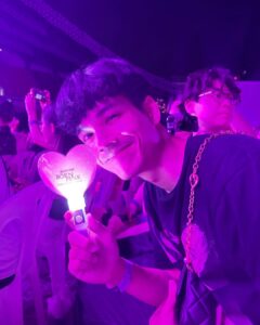 Nachat Juntapun Instagram - มีเพื่อนใหม่ ในคอนเสิร์ต ชื่อน้องเฟิร์น ที่เพื่อนเขาขายบัตรให้ผม เขาเลยมาคนเดียว 😝😝 เลยผลัดกันถ่ายรูปนะน้อง #bornpinkinbangkok
