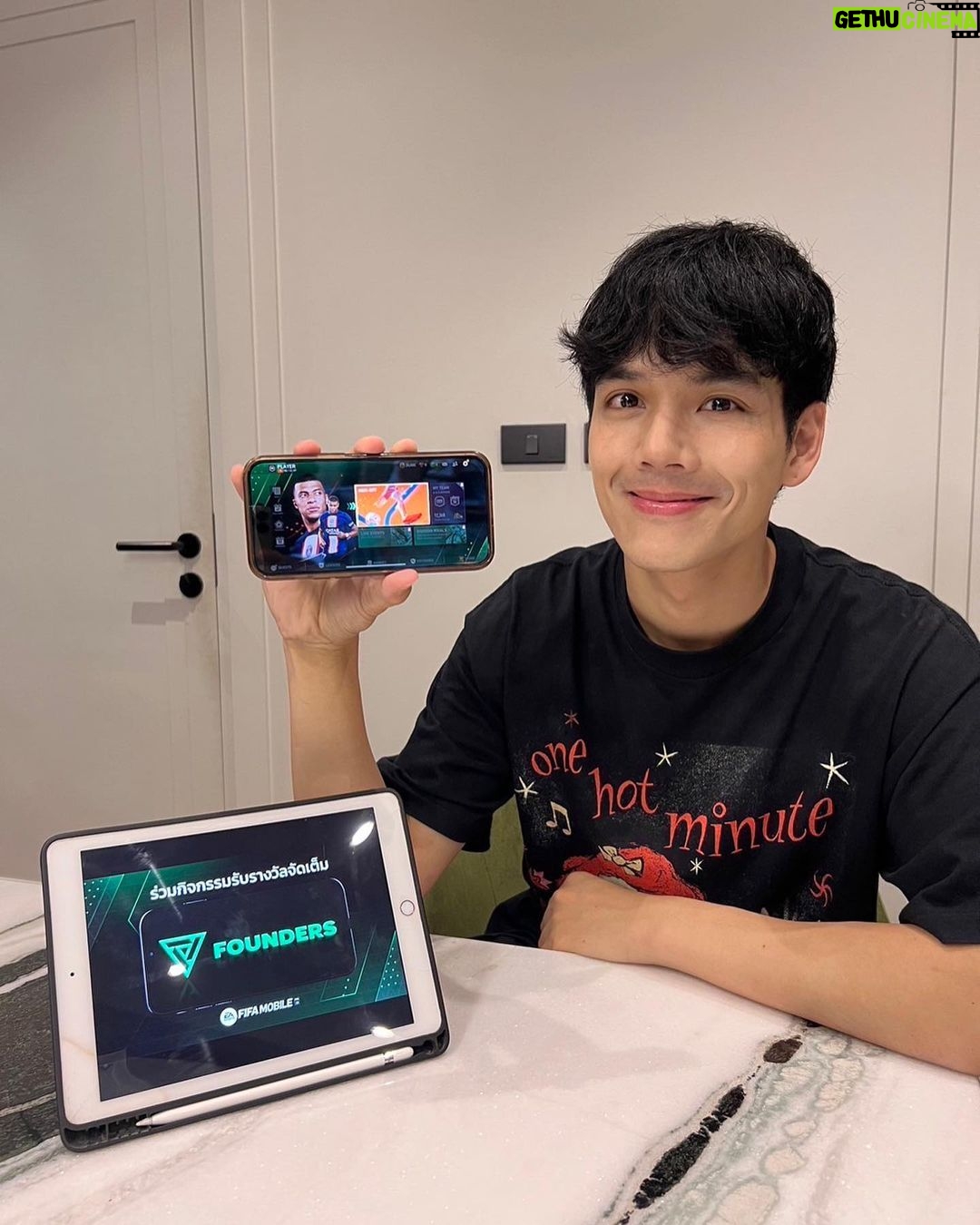 Nachat Juntapun Instagram - พักเรื่องความเซงเเมนยูเเพ้ก่อน ใครชอบเล่นเกมส์บอลเหมือนผมเข้าร่วมกิจกรรม Founders ได้เลยในเกม FIFA Mobile ลุ้นรับนักเตะ OVR สูงทันที หลังเปิดตัวเกม FC Mobile วันนี้ - 25 ก.ย. เท่านั้น! รายละเอียดเพิ่มเติมที่ https://fcmobile.sng.link/An1ol/p8ch/xj2x #FCMOBILE #FIFAMOBILE