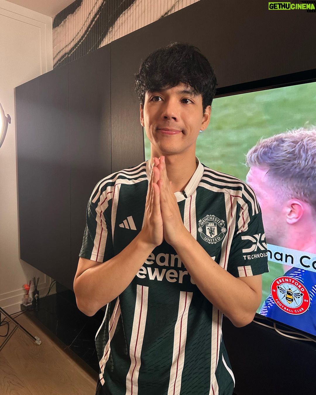Nachat Juntapun Instagram - ถ่ายไว้ตอน เเมนยู นำ 2-1 ก่อน var ทำกูว้าวุ่นเอาเลยครับ เต็มที่เลยครับ อยากเม้นไร เชิญครับ 😭😭😭😭