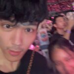 Nachat Juntapun Instagram - มีเพื่อนใหม่ ในคอนเสิร์ต ชื่อน้องเฟิร์น ที่เพื่อนเขาขายบัตรให้ผม เขาเลยมาคนเดียว 😝😝 เลยผลัดกันถ่ายรูปนะน้อง #bornpinkinbangkok