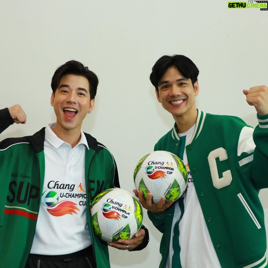 Nachat Juntapun Instagram - คิดถึงเพื่อนโอ้มากเลย ไม่เจอกันนาน กลับมาทั้งทีต้องเจอกันที่งานช้างเท่านั้น เชียร์บอลโลกจบไปแล้ว ขอชวนเพื่อนโอ้มาเชียร์บอลมหาลัยบ้าง นี่เลย!! Chang U-Champion Cup ที่ปีนี้พวกผม 2 คนและช้างมีรางวัลในฝัน จะพาน้องๆทีมแชมป์ไปสัมผัสประสบการณ์ระดับโลกถึงอังกฤษกับสโมสรเลสเตอร์ ซิตี้ ตั้งใจเตะกันน้าาา ผมกับเพื่อนโอ้เป็นกำลังใจให้ เพราะผมอยากไปอังกฤษแล้วโว้ยยย 🤣🤣🤣🤣🤣 ฝาก FC ทุกคนไปติดตามการแข่งขัน Chang U-Champion Cup และ ไปเล่นกิจกรรม ส่งเสียงเชียร์มหาวิทยาลัยของพวกเราได้ที่ Facebook : Chang World ช้างมีของรางวัลเจ๋งๆเพียบเลย ไปเล่นกันด้วยนะ! #ChangUChampionCup2023 #CheerChangUCC #ช้างฟุตบอลมหาวิทยาลัย