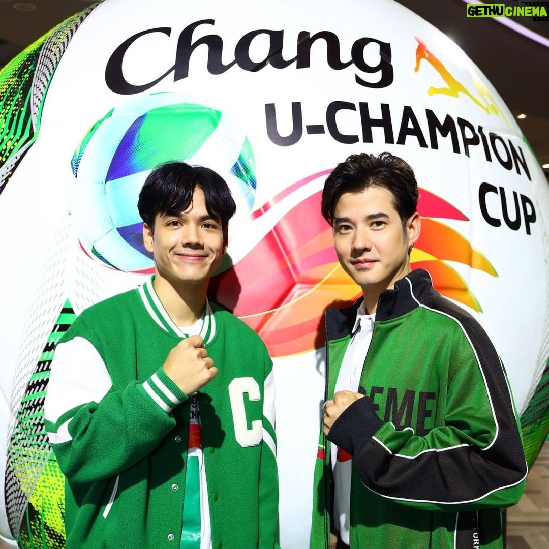 Nachat Juntapun Instagram - คิดถึงเพื่อนโอ้มากเลย ไม่เจอกันนาน กลับมาทั้งทีต้องเจอกันที่งานช้างเท่านั้น เชียร์บอลโลกจบไปแล้ว ขอชวนเพื่อนโอ้มาเชียร์บอลมหาลัยบ้าง นี่เลย!! Chang U-Champion Cup ที่ปีนี้พวกผม 2 คนและช้างมีรางวัลในฝัน จะพาน้องๆทีมแชมป์ไปสัมผัสประสบการณ์ระดับโลกถึงอังกฤษกับสโมสรเลสเตอร์ ซิตี้ ตั้งใจเตะกันน้าาา ผมกับเพื่อนโอ้เป็นกำลังใจให้ เพราะผมอยากไปอังกฤษแล้วโว้ยยย 🤣🤣🤣🤣🤣 ฝาก FC ทุกคนไปติดตามการแข่งขัน Chang U-Champion Cup และ ไปเล่นกิจกรรม ส่งเสียงเชียร์มหาวิทยาลัยของพวกเราได้ที่ Facebook : Chang World ช้างมีของรางวัลเจ๋งๆเพียบเลย ไปเล่นกันด้วยนะ! #ChangUChampionCup2023 #CheerChangUCC #ช้างฟุตบอลมหาวิทยาลัย