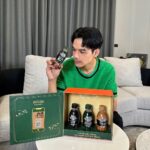 Nachat Juntapun Instagram - ปีนี้ใครกำลังชง . . . มาแก้ชงกันสักหน่อย กับชุดแก้ชงของ Café Amazon เพราะว่าเขามีกาแฟพร้อมดื่มแบบไม่ต้องชง!!! มี 3 รสชาติ อเมซอนแบล็ค อเมซอนเอสเปรสโซ่ และอเมซอนลาเต้ ที่กล่องแก้ชงมาพร้อมกับ Wallpaper แก้ชงและเสริมดวงด้านต่างๆ เหมาะกับคนที่ชงในปีนี้มาก ใครอยากลองอย่าลืมไปหาซื้อกาแฟได้ที่ 7-11 ทุกสาขานะครับ!! #จริงจังเรื่องกาแฟแต่ไม่มีเวลา #คาเฟ่อเมซอนพร้อมดื่ม #กาแฟพร้อมดื่มคาเฟ่อเมซอน #CafeAmazonRTD