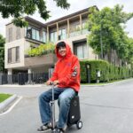 Nachat Juntapun Instagram - เตรียมทำรายการ Nicky around the world 😝@monowheel.bike #monowheelth #airwheelthailand #se3s #กระเป๋าเดินทาง #กระเป๋าเดินทางไฟฟ้า #กระเป๋าลิซ่า