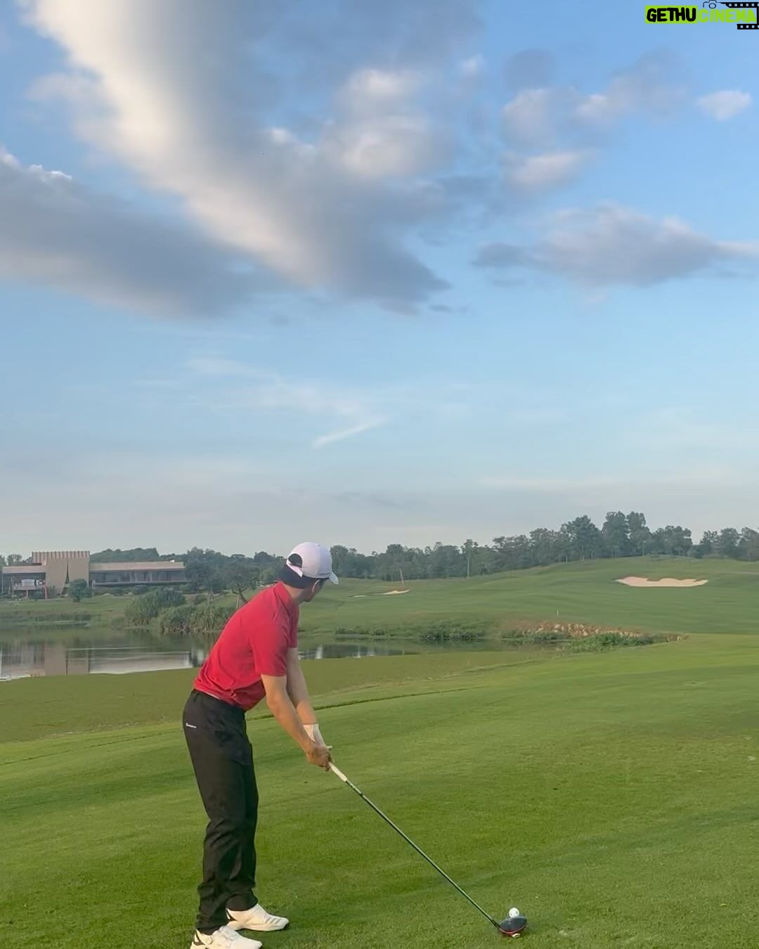 Nachat Juntapun Instagram - ⛳️ พ่อบอยจัดงาน ได้ดีมากๆ ครับ วันนี้ ชมหน่อย อิอิ ใกล้ถึงคริสต์มาส เเล้วมีของให้ผมไหมโก @koboykrush 🤗