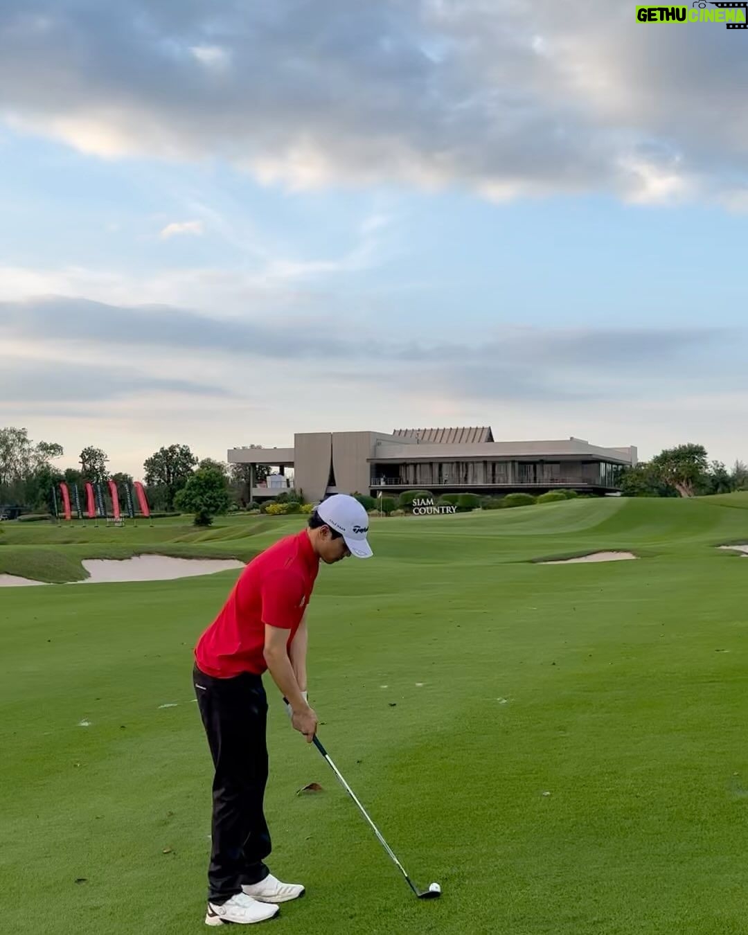 Nachat Juntapun Instagram - ⛳️ พ่อบอยจัดงาน ได้ดีมากๆ ครับ วันนี้ ชมหน่อย อิอิ ใกล้ถึงคริสต์มาส เเล้วมีของให้ผมไหมโก @koboykrush 🤗