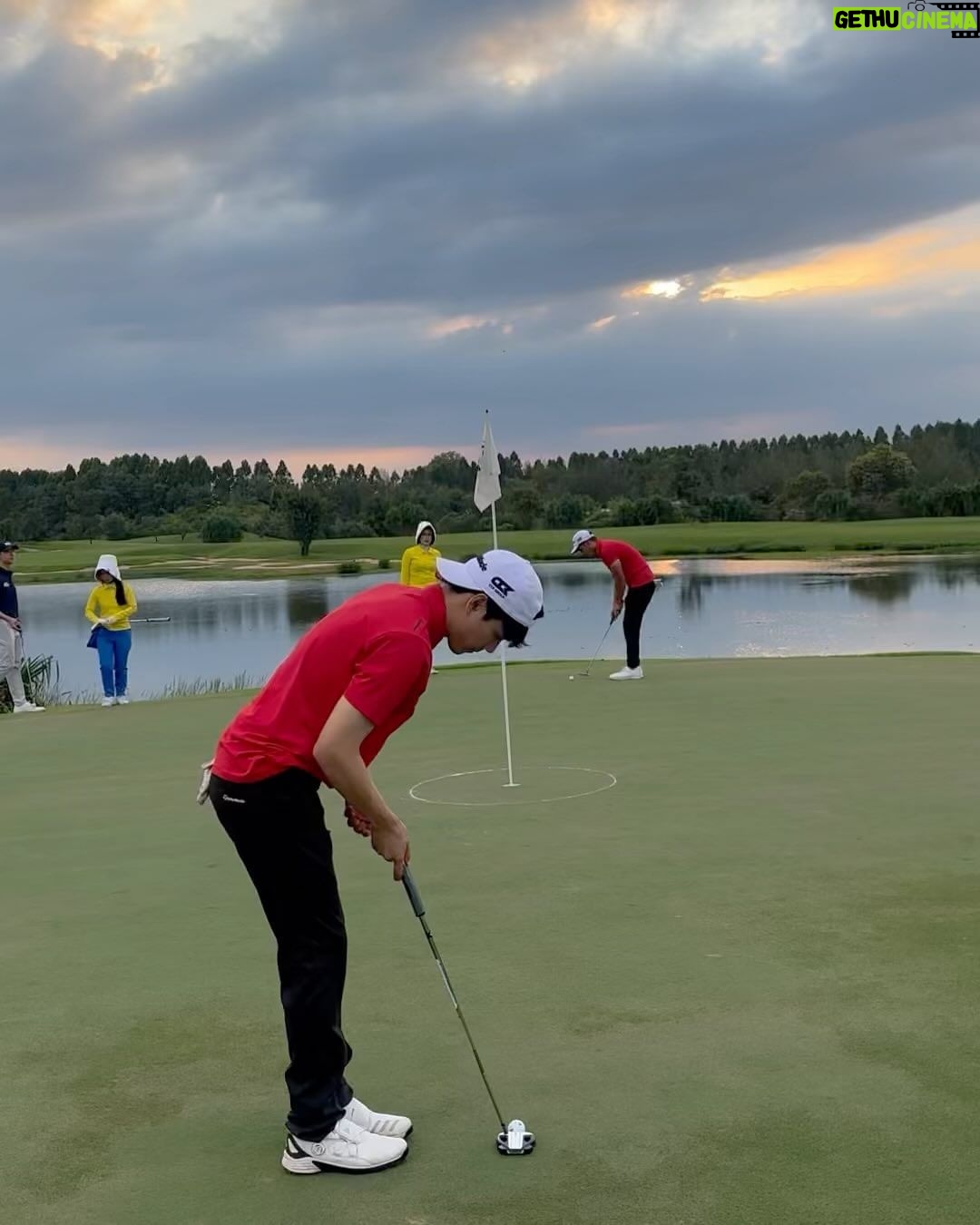 Nachat Juntapun Instagram - ⛳️ พ่อบอยจัดงาน ได้ดีมากๆ ครับ วันนี้ ชมหน่อย อิอิ ใกล้ถึงคริสต์มาส เเล้วมีของให้ผมไหมโก @koboykrush 🤗