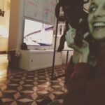 Nadia Toffa Instagram - Buonasera amici; la coppia Bud e Terence è insostituibile ma “anche gli angeli mangiano fagioli a me fa schiantare dal ridere. Stasera grasse risate con la preziosa compagnia della mia Totó ❤️baci tanti e buon divertimento anche a voi 💫