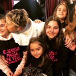 Nadia Toffa Instagram - Buongiorno amici cari! Tutti questi bambini mi vogliono bene grazie a voi. La vostra generosità ha permesso la costruzione del reparto oncologico per bambini a Taranto (prima non c’era!!). Vi ricordate la maglietta jesche pacce pe te? Quella che indossano?! Gli italiani sono stati generosi; voi siete generosi, buoni e questo vi fa onore. Vi ringrazio io in primis ma lo fanno anche loro con tutto il cuore 🙏🏿. 🌈Ora i bambini non devono più fare i viaggi della speranza a Bari per curarsi. Ancora Grazie. Siete speciali ❤️ buona giornata a tutti #taranto #bambinispeciali #ospedale #vivalavita #sonotarantinoemenevanto 💙❤️