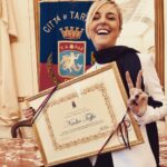 Nadia Toffa Instagram - Buongiorno amici cari oggi è una giornata speciale per me. Sono diventata cittadina onoraria di Taranto. Città martoriata e che amo e che difenderò sempre, come difenderò sempre tutte le città che in Italia vengono sfruttate e martoriate dall’inquinamento. È una promessa. Vi abbraccio e vi auguro una splendida giornata Domani sarò al quartiere Tamburi, il più vicino all’Ilva, dove ci sono i veri guerrieri che tutti i giorni combattono dalle 14.30 sono lì per abbracciarvi tutti davanti al minibar, punto di ritrovo dei combattenti tarantini ❤️💙🙏🏿 Taranto, Italy