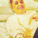 Nadia Toffa Instagram - Buongiorno ragazzi cari . La mattinata inizia con un’altra chemioterapia . A chi sostiene che spettacolarizzo la malattia rispondo “magari fosse finzione; è invece solo una cruda e terribile realtà. A chi dice che faccio pubblicità alla chemioterapia rispondo “sì, e la faccio anche col sorriso dato che grazie alla scienza è l’unica cura che abbiamo insieme alla radioterapia per sconfiggere il cancro”. Basta vedere il tumore come un tabù! Gli ospedali sono pieni di persone malate, anche nei reparti dei bambini. Diffidate dai cialtroni e affidatevi alla medicina ufficiale. Il tutto aspettando con paura il prossimo controllo perché non è detto che le cure funzionino. Staremo a vedere. A chi mi vuole morta invece dico che c’è qualcuno molto più in alto di noi che decide per noi; e io rispetterò il Suo disegno per me, come chiunque altro. Viva la vita sempre! e buona giornata a tutti. Con affetto infinito. In ospedale fa caldo lo so, ma io sono super freddolosa, per quello indosso un maglione praticamente da alta montagna 🤣buona giornata #ospedale #chemioterapia #vivalavita #vivogliotantobene IRCCS Ospedale San Raffaele