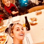 Nadia Toffa Instagram - Stasera io, la mia meravigliosa mamma e Totó ci sbafiamo gli “avanzi”. E comunque Come la pappa di mammà niente a confronto! Hanno le mani sante ❤️ ancora buon Natale a tutti. Voi che mangiate di buono? Baci mega a tutti #natale #mamma buon Natale a tutti nuovamente 💥
