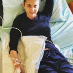 Nadia Toffa Instagram - Ciao miei cari! Alla Vigilia di Natale sono in ospedale a fare la chemioterapia. Ringrazio i medici e gli infermieri che nel giorno più speciale e familiare dell’anno sono qui per noi malati. Buon Natale amici. Vi voglio bene. #buon natale #vigiliadinatale #chemioterapia #ospedale E comunque stamattina sono arrivata vestita elegante perché oggi è comunque un giorno speciale e va celebrato al meglio 🙏🏿 buon Natale di cuore 🙏🏿❤️ IRCCS Ospedale San Raffaele
