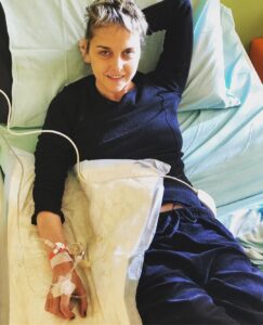 Nadia Toffa Instagram - Ciao miei cari! Alla Vigilia di Natale sono in ospedale a fare la chemioterapia. Ringrazio i medici e gli infermieri che nel giorno più speciale e familiare dell’anno sono qui per noi malati. Buon Natale amici. Vi voglio bene. #buon natale #vigiliadinatale #chemioterapia #ospedale E comunque stamattina sono arrivata vestita elegante perché oggi è comunque un giorno speciale e va celebrato al meglio 🙏🏿 buon Natale di cuore 🙏🏿❤️ IRCCS Ospedale San Raffaele