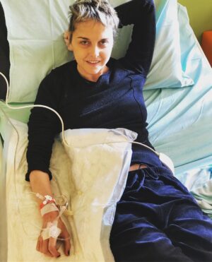 Nadia Toffa Instagram - Ciao miei cari! Alla Vigilia di Natale sono in ospedale a fare la chemioterapia. Ringrazio i medici e gli infermieri che nel giorno più speciale e familiare dell’anno sono qui per noi malati. 
Buon Natale amici. Vi voglio bene. #buon natale #vigiliadinatale #chemioterapia #ospedale 
E comunque stamattina sono arrivata vestita elegante perché oggi  è comunque un giorno speciale e va celebrato al meglio 🙏🏿 buon Natale di cuore 🙏🏿❤️