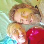Nadia Toffa Instagram - Buongiorno amici cari! Oggi è giorno di chemioterapia. Sfoggio un bel maglione allegro e un sorriso coloratissimo. A farmi compagnia oggi una persona speciale davvero. Si chiama Marco; è un mio collega ma prima di tutto uno dei miei più cari amici. Lavoriamo gomito a gomito da un sacco di anni. Oggi mi dedica la giornata e per farlo ha dovuto disdire molti appuntamenti. Un vero amico si riconosce anche da questo; trova il tempo di starti cicino anche quando non ce l’avrebbe e ti regala allegria nel momento del bisogno. Grazie di esistere Marco; hai reso piacevole una giornata che invece sarebbe stata grigia e difficile. Ti voglio bene. La tua Toffies( Marco mi chiama così da sempre). #amiciziavera #chemioterapia #tivogliobene #marco
