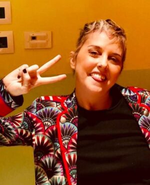 Nadia Toffa Instagram - Ciao miei cari! Alla Vigilia di Natale sono in ospedale a fare la chemioterapia. Ringrazio i medici e gli infermieri che nel giorno più speciale e familiare dell’anno sono qui per noi malati. 
Buon Natale amici. Vi voglio bene. #buon natale #vigiliadinatale #chemioterapia #ospedale 
E comunque stamattina sono arrivata vestita elegante perché oggi  è comunque un giorno speciale e va celebrato al meglio 🙏🏿 buon Natale di cuore 🙏🏿❤️