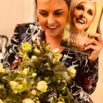 Nadia Toffa Instagram - Ciao ragazzi, tempo fa mi ero procurata dei bulbi di bucaneve....guardate ora il prodigio della natura. I bucaneve sono sbocciati e gli esperti mi dicono che col tempo diventeranno bianchi , fiori incredibilmente forti che a prima vista sembrano fragili, ma che hanno dato vita a petali corazzati per difendersi dal freddo,candidi e puri come la neve, sono la dimostrazione di quanto la natura sia forte. Io mi sono riscoperta bucaneve e vi auguro con tutto il mio amore di poter “fiorire d’inverno, superando il dolore che state vivendo e il freddo che sembra vi ghiacci il cuore. Trasformiamo l’inverno in una nuova rinascita, pregustando il tepore della primavera . La vita miracolosamente tornerà a scaldarvi. Non abbiate fretta; dobbiamo imparare ad aspettare, perché la vita ha i suoi tempi e l’attesa è miele e potrebbe stupirci. Buona serata amici miei. Con infinito affetto 🙏🏿❤️#bucaneve #fioriredinverno #neve #gratitudine #candore #purezza #miracolo della #natura