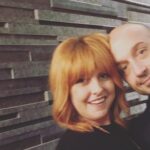 Nadia Toffa Instagram - Buongiorno gente speciale! Non è la prima volta che vi parlo di amicizia. Ci vantiamo di essere avanti e moderni e fortunatamente siamo nel 2018 e possiamo sfatare miti, leggende e retaggi del passato. Non siamo più nel medioevo e allora dimostriamolo anche nei fatti. Da quando siamo piccoli ci vogliono far credere che tra donne non ci possa essere una vera amicizia perché le donne sono una contro l’altra, perché c’è rivalità e invidia. Poi è iniziata la storiella che uomo e donna non possono essere amici sinceri perché in fondo c’è un interesse sessuale. Nella vita ho avuto tanti amici e amiche invece. Mai provato competizione con le donne, mai avuto amici a scopo erotico. Non credo di essere la sola!!!!Ho sempre vissuto l’amicizia come un sentimento puro e asessuato. Amicizia per me è sinonimo di parità, rispetto, aiuto, Condivisione, fedeltà. Dunque ricapitolando:l’amicizia fra uomo e donna è impossibile… tra donna e donna pure....e allora chi rimane?!Ci ho pensato... 🤔 secondo me maschio o femmina nn c’entra proprio nulla. l’amicizia è possibile solo fra due esseri umani alla pari; del tutto risolti e liberi da preconcetti imposti dalla società, dalla cultura e dalle abitudini: Insomma due che si rispettano; sono liberi da ogni pregiuzio e invidia. L’amicizia senza interesse è una delle cose più rare e belle della vita.teniamocela stretta. Io sono stata fortunata perché ne ho avuti tanti di amici, sia uomini che donne, che spesso a loro volta sono diventati amici tra loro. Amicizia chiama amicizia. Mai stata invidiosa delle amiche dei miei fidanzati. L’amicizia Arricchisce sempre . I bambini ci insegnano: Non giudicano se bambole, macchinine palla o costruzioni; la cosa che conta è giocare e divertirsi e basta. Ieri grandi risate e chiacchiere profonde con il mio amico Joe e la mia amica Sara, che a loro volta sono amici tra loro, davanti a un ottimo bicchiere di vino ovviamente scelto da Joe! . L’amicizia è elfica. Che dite?? 🤣 Secondo me Un uomo e una donna possono essere amici. L’amicizia vera tra un uomo e una donna è molto rara va bene ma non è una leggenda metropolitana. L’amicizia vera tra un uomo e una donna Esiste! Buona giornata a tutti
