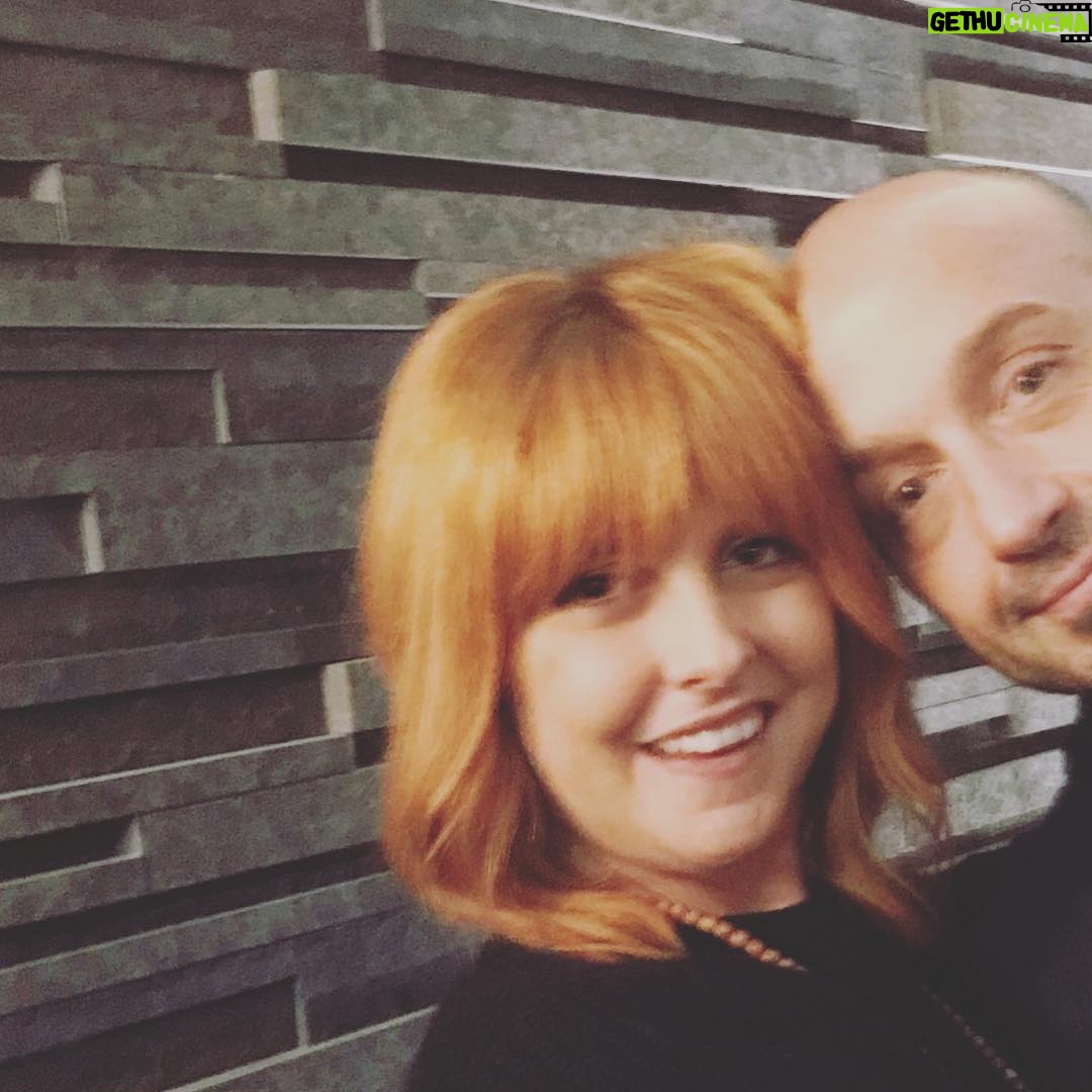 Nadia Toffa Instagram - Buongiorno gente speciale! Non è la prima volta che vi parlo di amicizia. Ci vantiamo di essere avanti e moderni e fortunatamente siamo nel 2018 e possiamo sfatare miti, leggende e retaggi del passato. Non siamo più nel medioevo e allora dimostriamolo anche nei fatti. Da quando siamo piccoli ci vogliono far credere che tra donne non ci possa essere una vera amicizia perché le donne sono una contro l’altra, perché c’è rivalità e invidia. Poi è iniziata la storiella che uomo e donna non possono essere amici sinceri perché in fondo c’è un interesse sessuale. Nella vita ho avuto tanti amici e amiche invece. Mai provato competizione con le donne, mai avuto amici a scopo erotico. Non credo di essere la sola!!!!Ho sempre vissuto l’amicizia come un sentimento puro e asessuato. Amicizia per me è sinonimo di parità, rispetto, aiuto, Condivisione, fedeltà. Dunque ricapitolando:l’amicizia fra uomo e donna è impossibile… tra donna e donna pure....e allora chi rimane?!Ci ho pensato... 🤔 secondo me maschio o femmina nn c’entra proprio nulla. l’amicizia è possibile solo fra due esseri umani alla pari; del tutto risolti e liberi da preconcetti imposti dalla società, dalla cultura e dalle abitudini: Insomma due che si rispettano; sono liberi da ogni pregiuzio e invidia. L’amicizia senza interesse è una delle cose più rare e belle della vita.teniamocela stretta. Io sono stata fortunata perché ne ho avuti tanti di amici, sia uomini che donne, che spesso a loro volta sono diventati amici tra loro. Amicizia chiama amicizia. Mai stata invidiosa delle amiche dei miei fidanzati. L’amicizia Arricchisce sempre . I bambini ci insegnano: Non giudicano se bambole, macchinine palla o costruzioni; la cosa che conta è giocare e divertirsi e basta. Ieri grandi risate e chiacchiere profonde con il mio amico Joe e la mia amica Sara, che a loro volta sono amici tra loro, davanti a un ottimo bicchiere di vino ovviamente scelto da Joe! . L’amicizia è elfica. Che dite?? 🤣 Secondo me Un uomo e una donna possono essere amici. L’amicizia vera tra un uomo e una donna è molto rara va bene ma non è una leggenda metropolitana. L’amicizia vera tra un uomo e una donna Esiste! Buona giornata a tutti