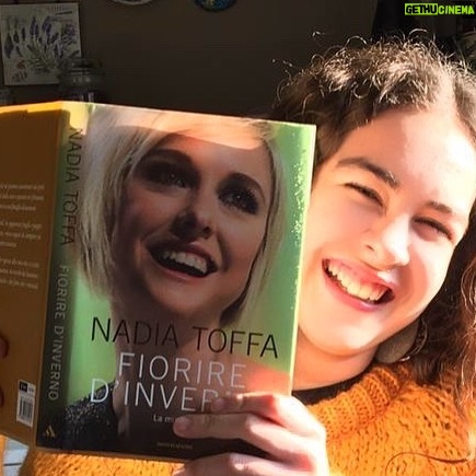 Nadia Toffa Instagram - Ragazzi La mia nipotina Alice mi ha scritto questo Whastapp ”Cara zia, grazie per il tuo libro... Mi sono tanto divertita leggendo di te, mamma e la zia Silvia da piccole... vi ho viste nei luoghi che conosco, vi ho sentite ridere, litigare, crescere... mi sono innamorata di te coraggiosa e tenace... è stato importante per me leggere la tua storia e sapere con quanta forza hai lottato per il tuo sogno e con quanta fatica lo hai realizzato.... Sono orgogliosa di te e fiera di essere tua nipote soprattutto adesso che stai combattendo la battaglia più importante! Per me hai già vinto e la tua risata allegra e fragorosa risuona sempre dentro di me anche grazie alle pagine del tuo racconto. 🙏🏻 GRAZIE” che dire.... LA AMO DA IMPAZZIRE ❤️ SONO IO AD ESSERE ORGOGLIOSA E FIERA DI LEI. Viva la vita ALICE 💪🏿 vi abbraccio forte e mi sento proprio fortunata. #alice #amore #gratitudine #risataFragorosa