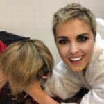 Nadia Toffa Instagram - TOC TOC 💫Stasera vi presenterò una puntata speciale delle Iene da non perdere .....e guardate chi vuole sostituirmi con tanto di parrucca. La mia Totó 🤣Quindi vi aspetto tutti alle 21.15 su Italia 1 #leiene #film #ilsindaco #buonaserata @redazioneiene