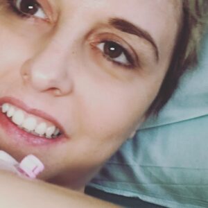 Nadia Toffa Instagram - Stamattina di nuovo chemioterapia! E  proprio mentre ero in infusione ho pubblicato le foto delle Iene di ieri sera per tirarmi su di morale leggendo i vostri meravigliosi commenti. Sulla sacca vedete la data, il liquido preferisco immaginare sia frappé alla vaniglia 🤣🤣 che fate voi di bello oggi? 🌈🌈 qui non si molla MAI 💪🏿💪🏿🤟🏿buona vita ragazzi belli 💗💥