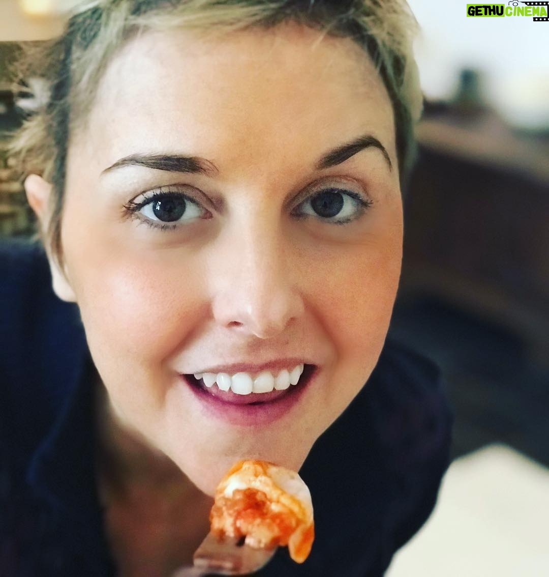 Nadia Toffa Instagram - Buongiorno!!!! Colazione dei campioni con tre uova 🍳 le amoooo!!! Voi cosa state mangiando? Ah subito dopo caffè triplo 🤣🤣 tutto 3 stamattina 🙏🏿 vi voglio bene e ci vediamo dopo alle Iene 😎 #uova #colazione #buongiorno #caffè