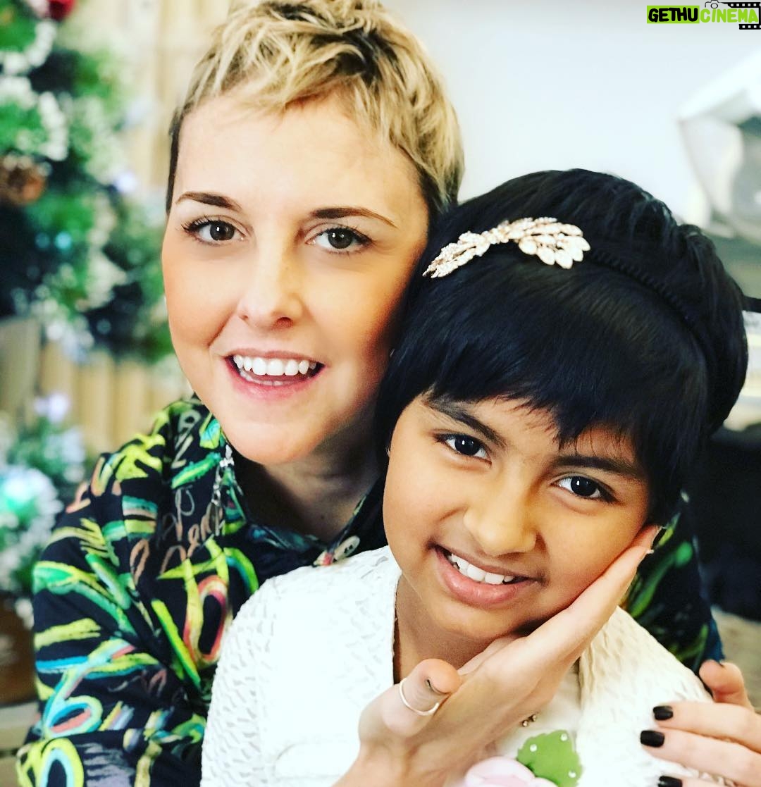Nadia Toffa Instagram - Buongiorno miei adorati fratelli. Loro si chiamano Fateha e Mohamed .... e sono i miei vicini di casa. Ci vediamo spesso, ma oggi sono venuti a trovarmi per regalarmi l’albero di Natale.Sta nascendo una nuova generazione. Attraverso l’Integrazione e il rispetto delle culture e delle tradizioni di tutti i popoli. Il vero senso del Natale è questo ed è in tutti noi: rispetto, amore della diversità Il Natale è gioia,fratellanza e luce, pace, un sorriso, una carezza. È Natale ogni volta che permetti a Dio di amare gli altri attraverso di te. Grazie Fateha e Mohamed di aver reso speciale questa giornata. Volevo condividere con voi amici miei la mia gioia. Buona giornata e un bacio sincero e amorevole dalla vostra Nadia 🤩 #Natale #integrazione #amore #pace #diversità #rispetto