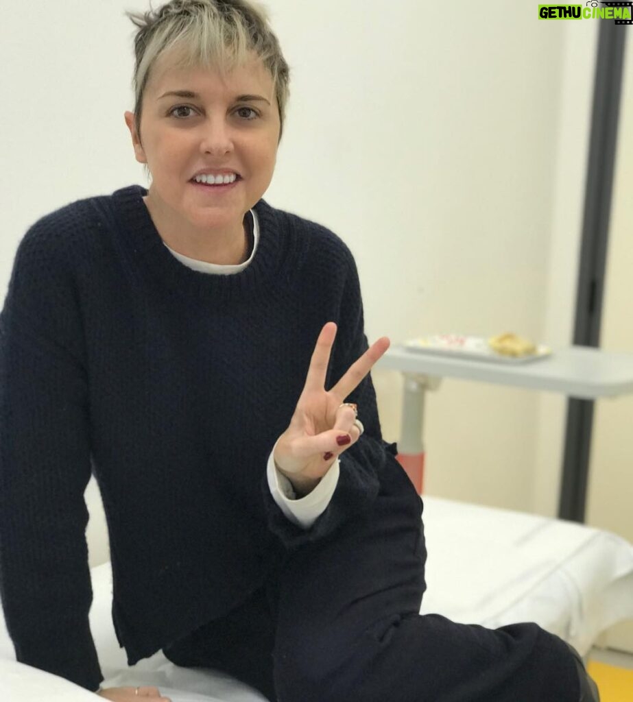 Nadia Toffa Instagram - Buongiorno Eccomi in ospedale ✌🏿 che bravi gli infermieri e i medici tutti 🙏🏿 rispondono ai miei sorrisi speranzosi con sorrisi altrettanto speranzosi 👏🏿 Grazie a loro e grazie a voi per il vostro supporto! È fondamentale. Vi abbraccio forte 💋💫