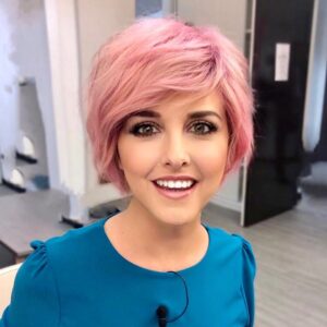 Nadia Toffa Instagram - Buongiorno a tutti ❤️ieri sera un po’ Winx un po’ cartone animato Manga. Mi sono divertita con i capelli rosa e anche a indossare gli abiti di @alessiamarcuzzi 🤣 un ringraziamento speciale per i capelli a @robertofarruggia_1  a @davidvanchieri e @simonaghezzi1 per gli abiti a @antonellafrazzetta e trucco meraviglioso a @letibric buona giornata a voi 😘😘